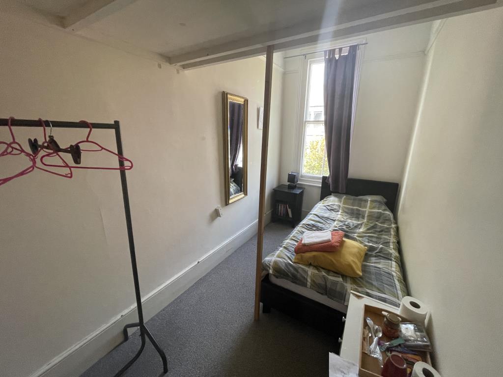 Lot: 156 - VACANT THREE-BEDROOM FLAT - inside image of flat third bedroom